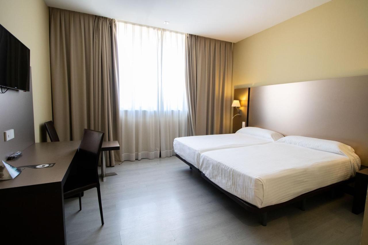 Alda Route 42 Hotel Illescas Bagian luar foto
