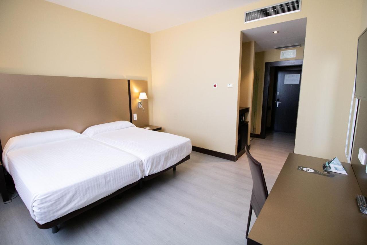 Alda Route 42 Hotel Illescas Bagian luar foto