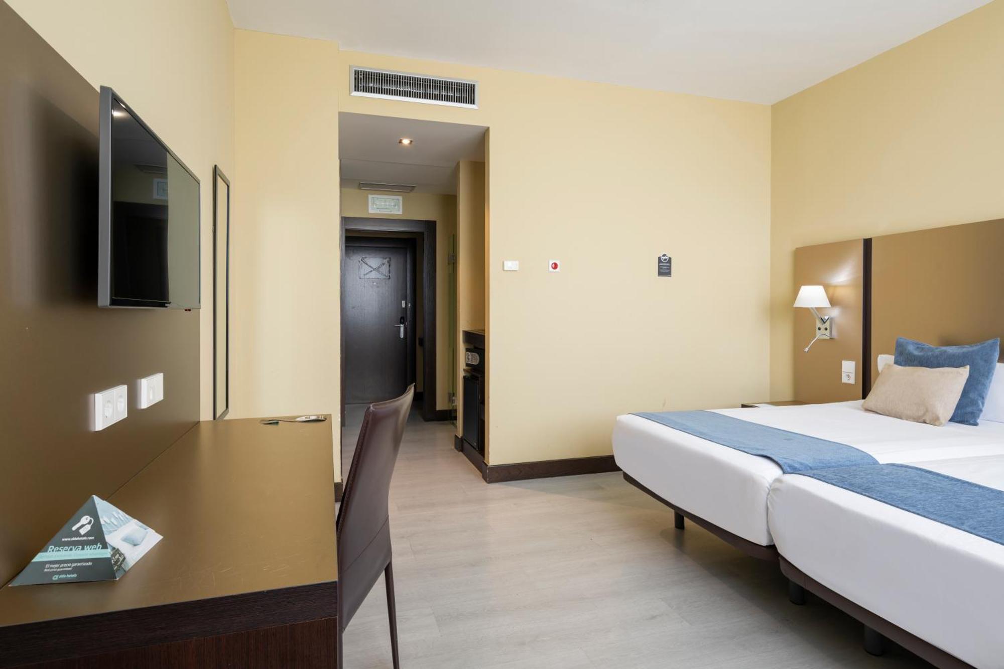 Alda Route 42 Hotel Illescas Bagian luar foto
