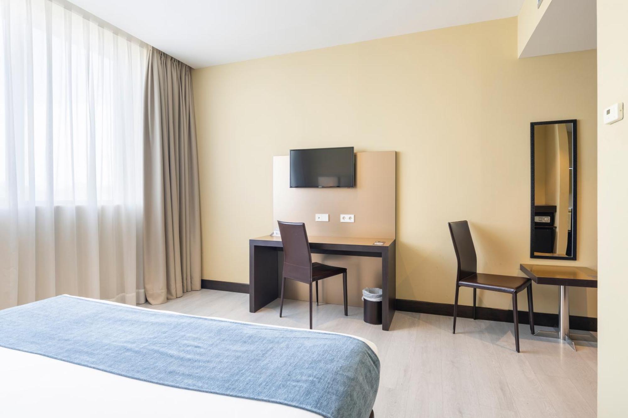 Alda Route 42 Hotel Illescas Bagian luar foto