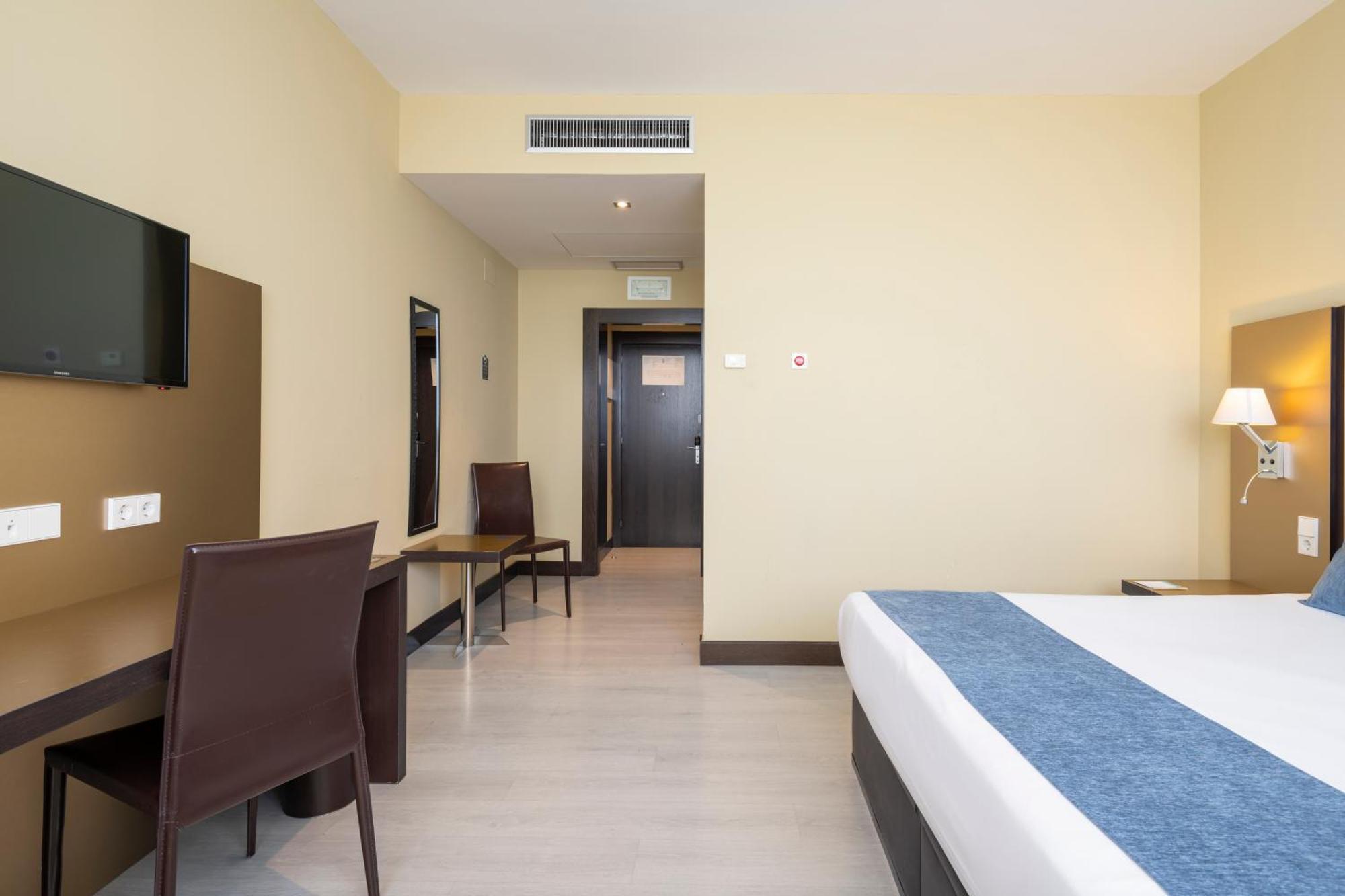 Alda Route 42 Hotel Illescas Bagian luar foto
